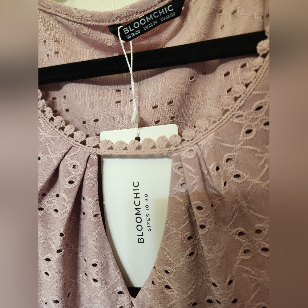 Bloomchic NWT sz 18-20 Eyelet keyhole flutter sleeve dress - Picture 3 of 4